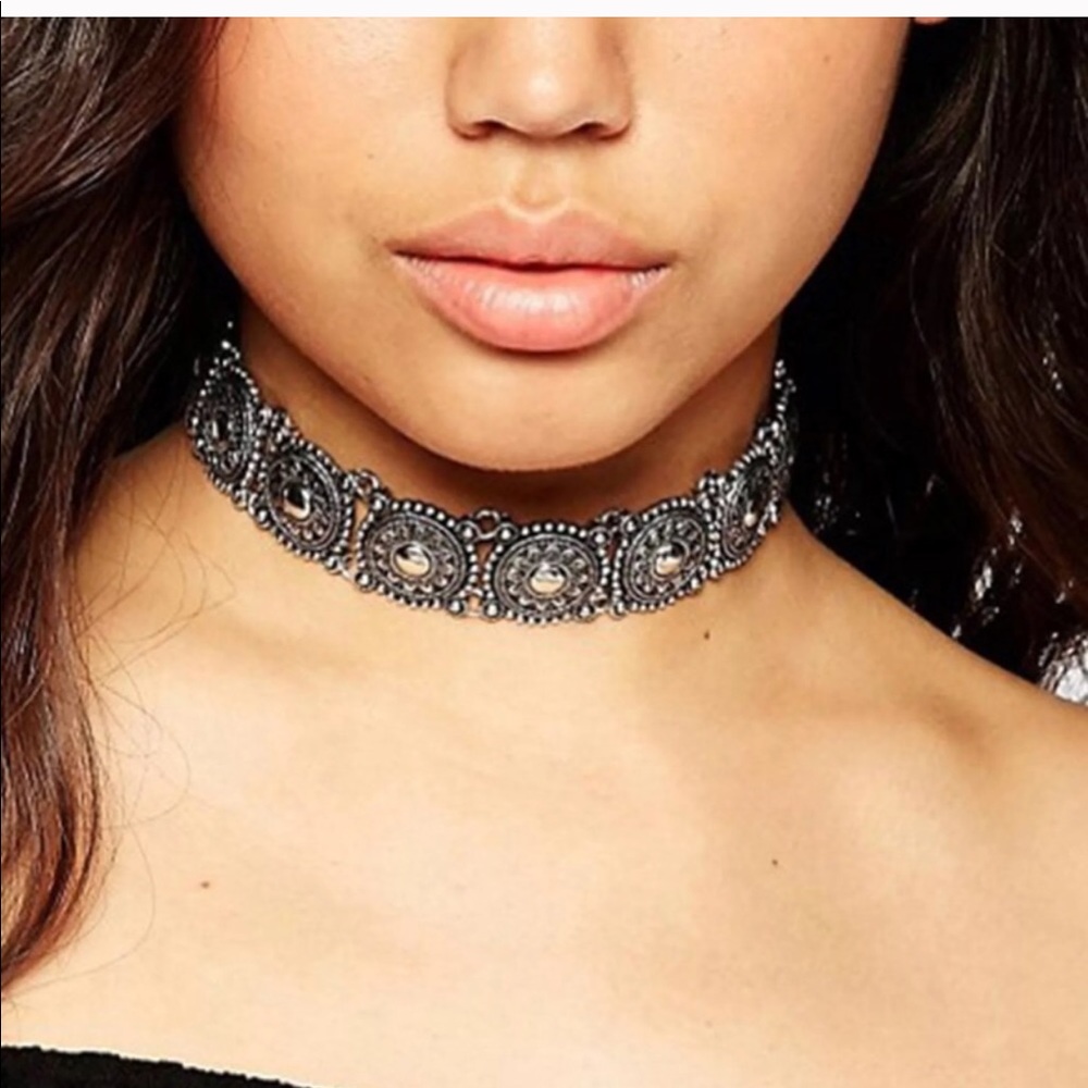 Choker necklace